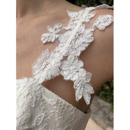 Robe de mariée courte, civile, création française en dentelle. Mariées de Provence