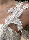 Robe de mariée courte, civile, création française en dentelle. Mariées de Provence
