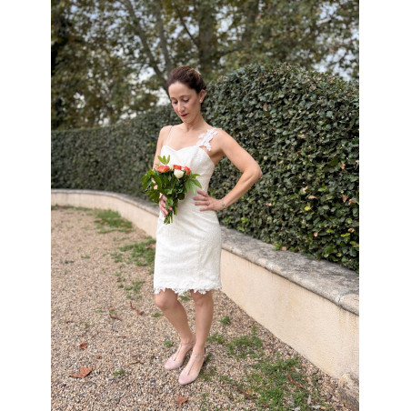 Robe de mariée courte, civile, création française en dentelle. Mariées de Provence