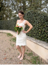 Robe de mariée courte, civile, création française en dentelle. Mariées de Provence