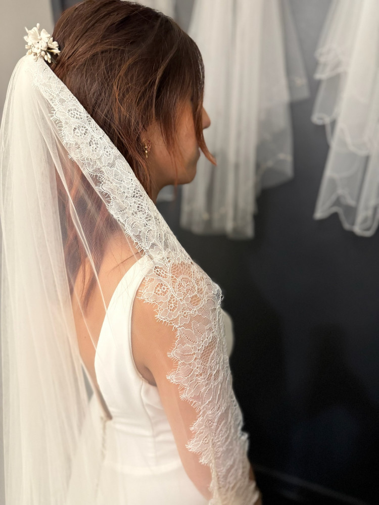 Voile de mariée simple, en tulle soft, bordé d'une fine dentelle