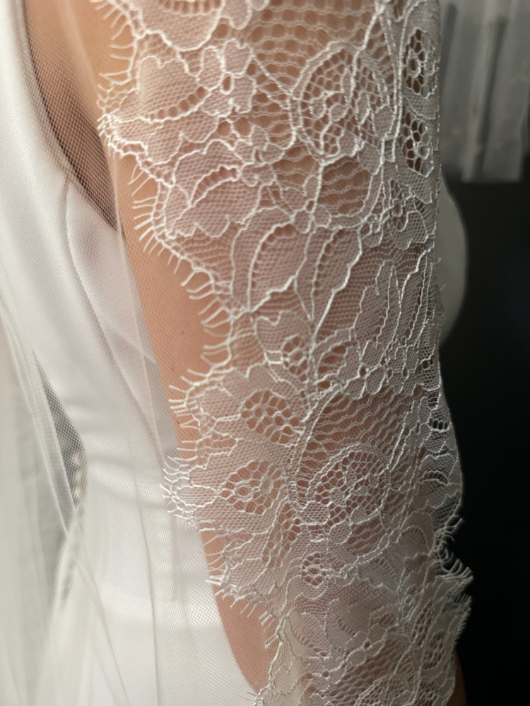 Voile de mariée simple,  en tulle soft, bordé d'une fine dentelle de Calais