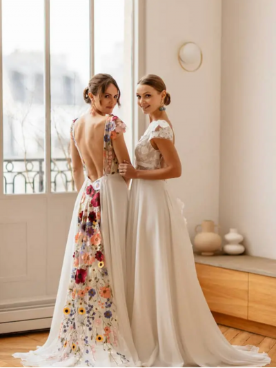 Crépuscule, Robe de mariée fluide Elsa Gary, dentelle fleurs 3D.