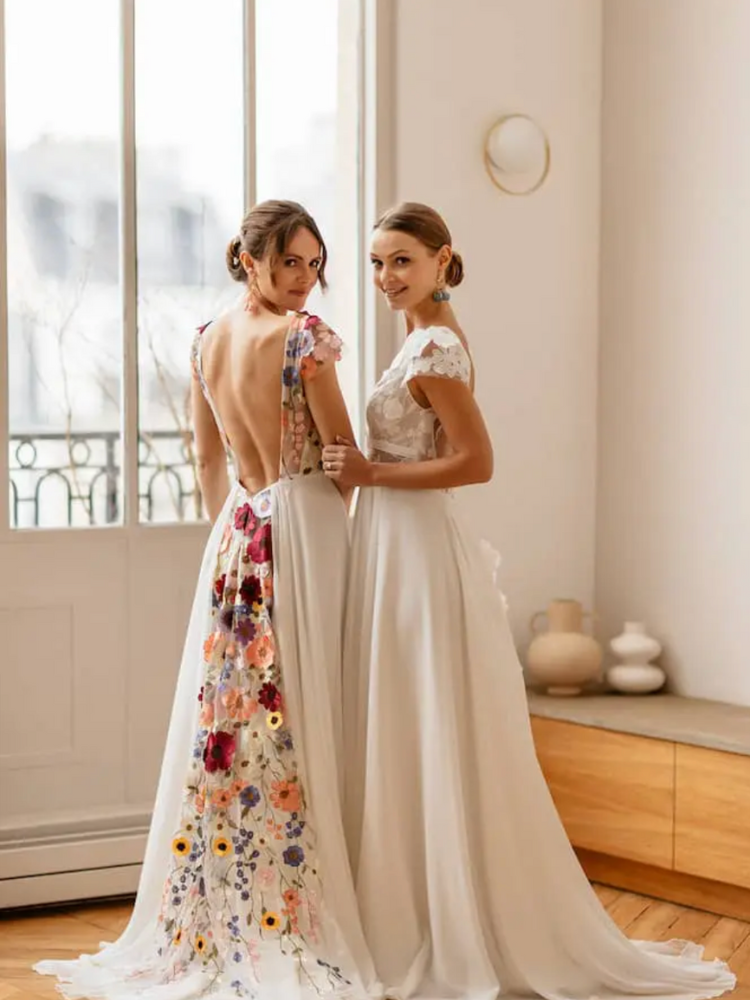 Crépuscule, Robe de mariée fluide Elsa Gary, dentelle fleurs 3D.