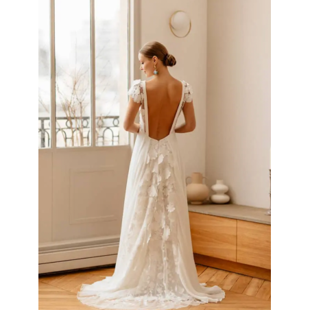 Crépuscule, Robe de mariée fluide Elsa Gary, dentelle fleurs 3D.