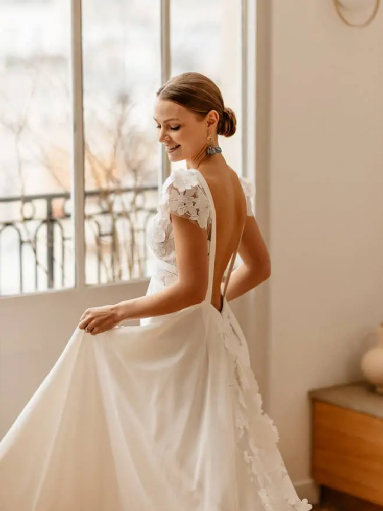 Crépuscule, Robe de mariée fluide Elsa Gary, dentelle fleurs 3D.