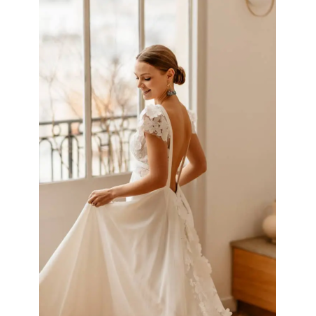 Crépuscule, Robe de mariée fluide Elsa Gary, dentelle fleurs 3D.