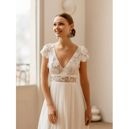 Crépuscule, Robe de mariée fluide Elsa Gary, dentelle fleurs 3D.