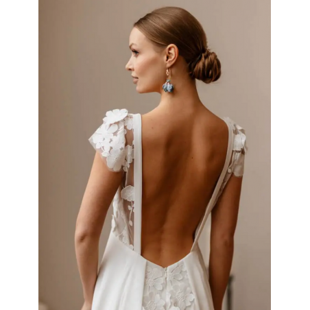 Crépuscule, Robe de mariée fluide Elsa Gary, dentelle fleurs 3D.