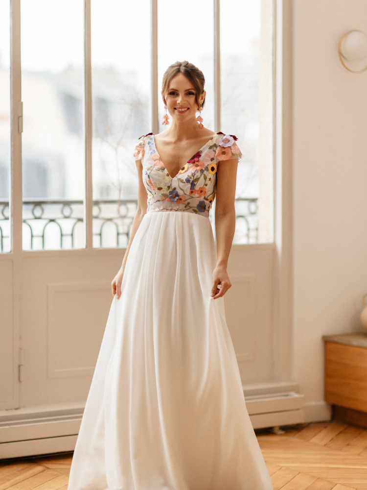 Robe de mariée Fleur de Printemps, création Elsa Gary. Robe longue fluide dentelle fleurs couleur