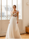 Robe de mariée Fleur de Printemps, création Elsa Gary. Robe longue fluide dentelle fleurs couleur