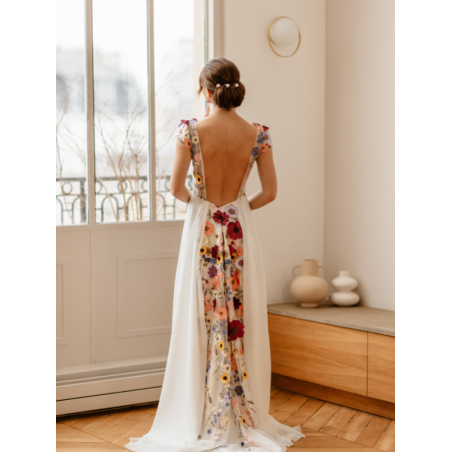 Robe de mariée Fleur de Printemps, création Elsa Gary. Robe longue fluide dentelle fleurs couleur