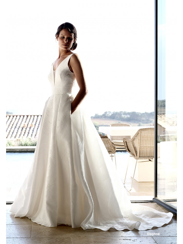 Daphné, robe de mariée longue, structurée,  forme princesse, en piqué de coton ou mikado   Création française