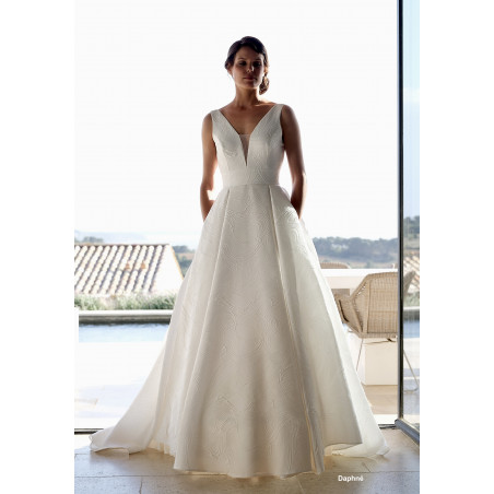 Daphné, robe de mariée longue, structurée,  forme princesse, en piqué de coton ou mikado   Création française