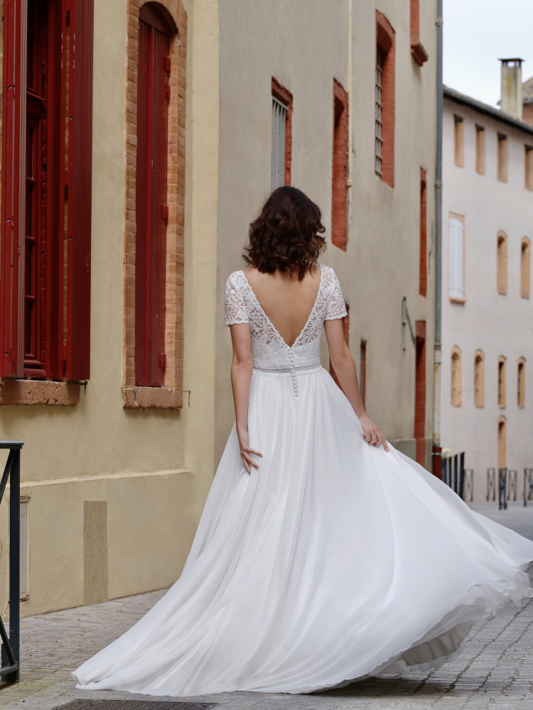 Valse, robe de mariée longue bohème dos nu, dentelle pailletée.  Créations Bochet