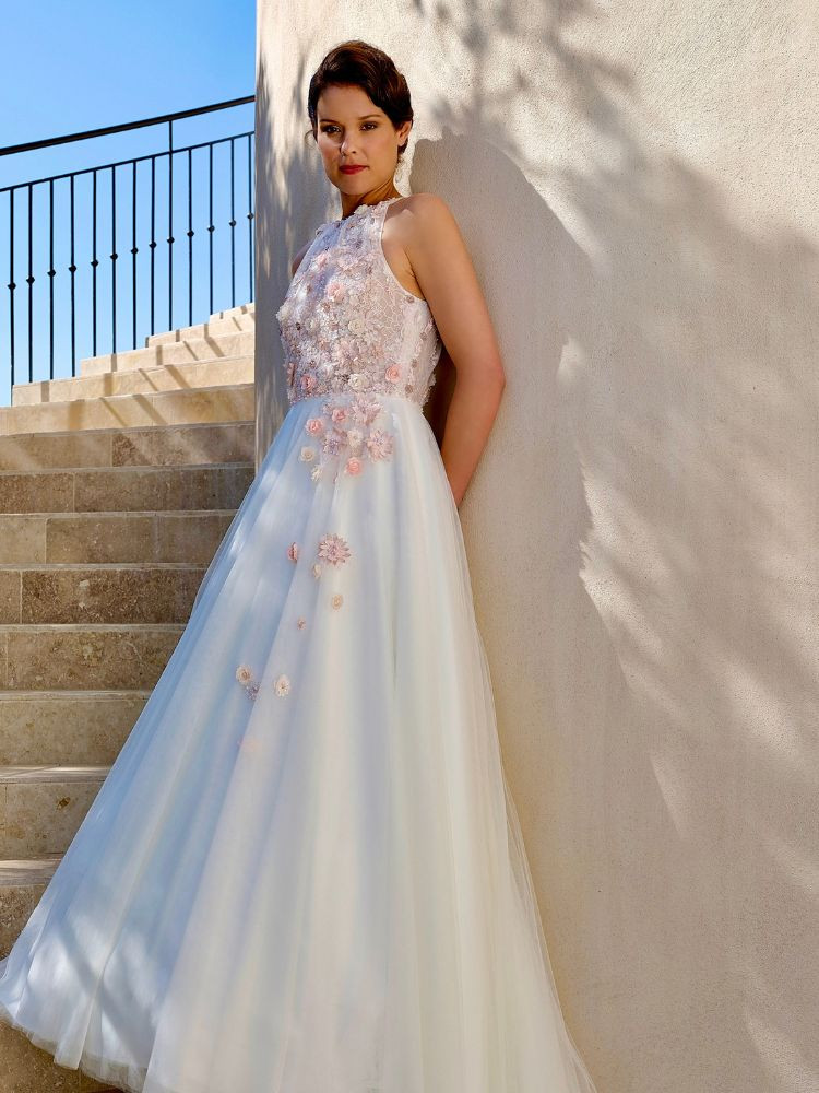 Robe de mariée longue bohème-  Créations Bochet - tulle et fleurs brodées roses