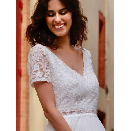 Valse, robe de mariée longue bohème dos nu, dentelle pailletée.  Créations Bochet