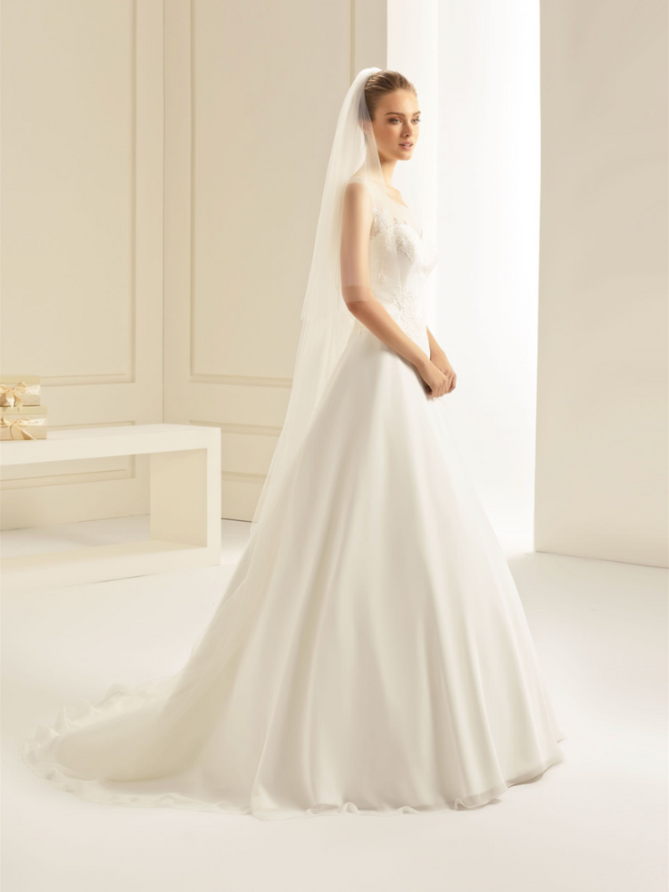 Voile de mariée long sobre en tulle soft. Non bordé