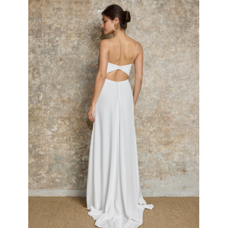 Robe de mariée fourreau fluide, fines bretelles, à porter avec une cape ou un top, Lambert créations