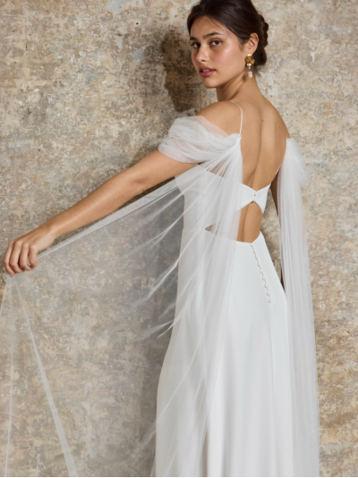 Robe de mariée fourreau fluide, fines bretelles, à porter avec une cape ou un top, Lambert créations