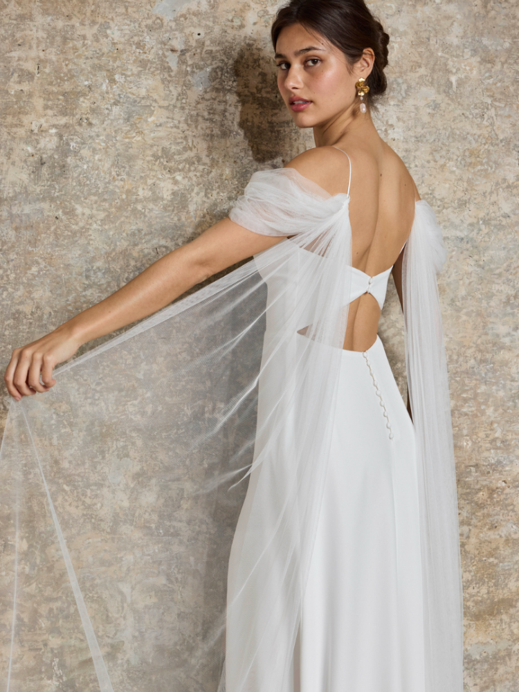 Robe de mariée fourreau fluide, fines bretelles, à porter avec une cape ou un top, Lambert créations