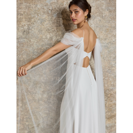 Robe de mariée fourreau fluide, fines bretelles, à porter avec une cape ou un top, Lambert créations