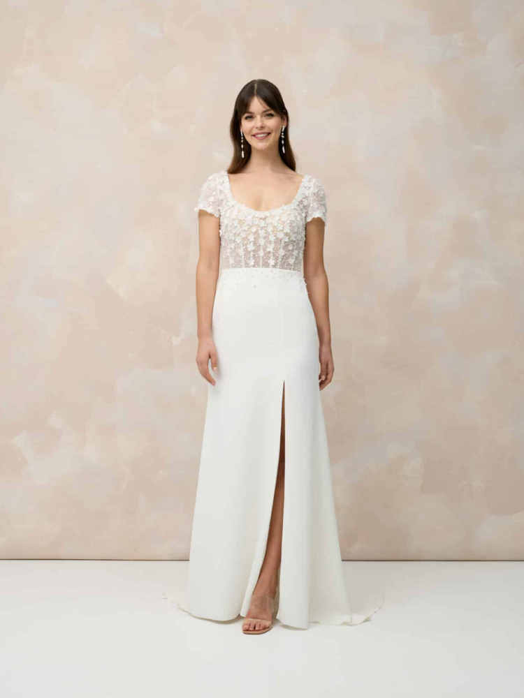 Adore You, robe avec un corsage fleurie, décolleté rond, dos nu, Marylise Bridal