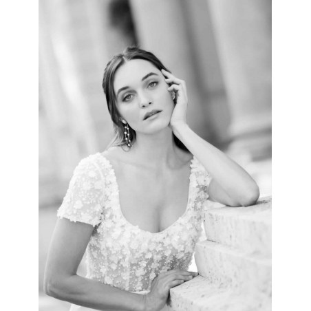 Adore You, robe avec un corsage fleurie, décolleté rond, dos nu, Marylise Bridal