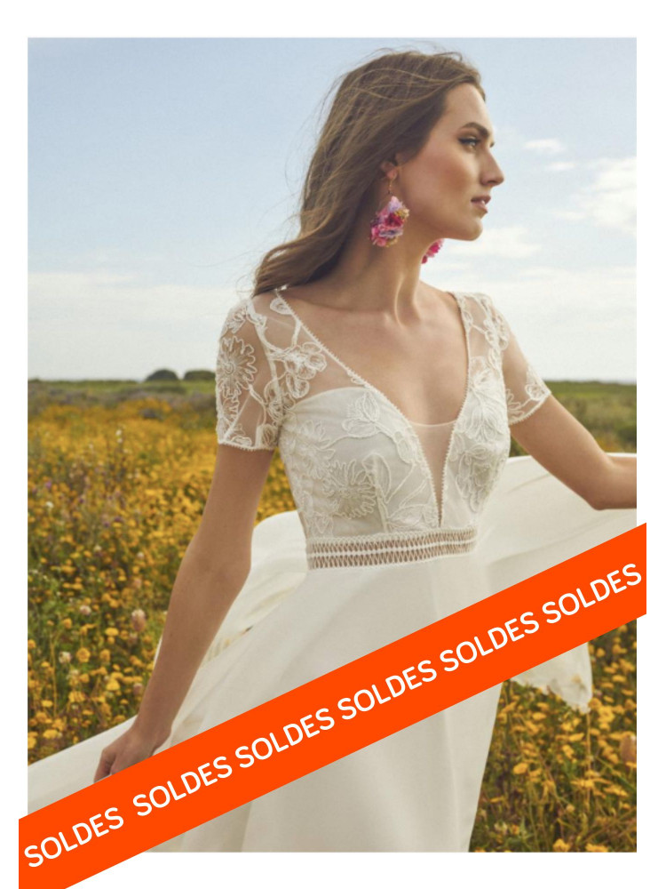 Robe longue de mariée, fluide, dos nu, dentelle, by Rembo Styling