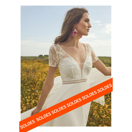 Robe longue de mariée, fluide, dos nu, dentelle, by Rembo Styling