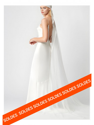 Robe de mariée longue  ultra fluide, avec un grand dos nu plongeant