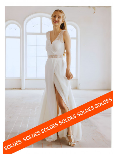 Robe de mariée création française Lambert Créations, robe longue en soie et dentelle.