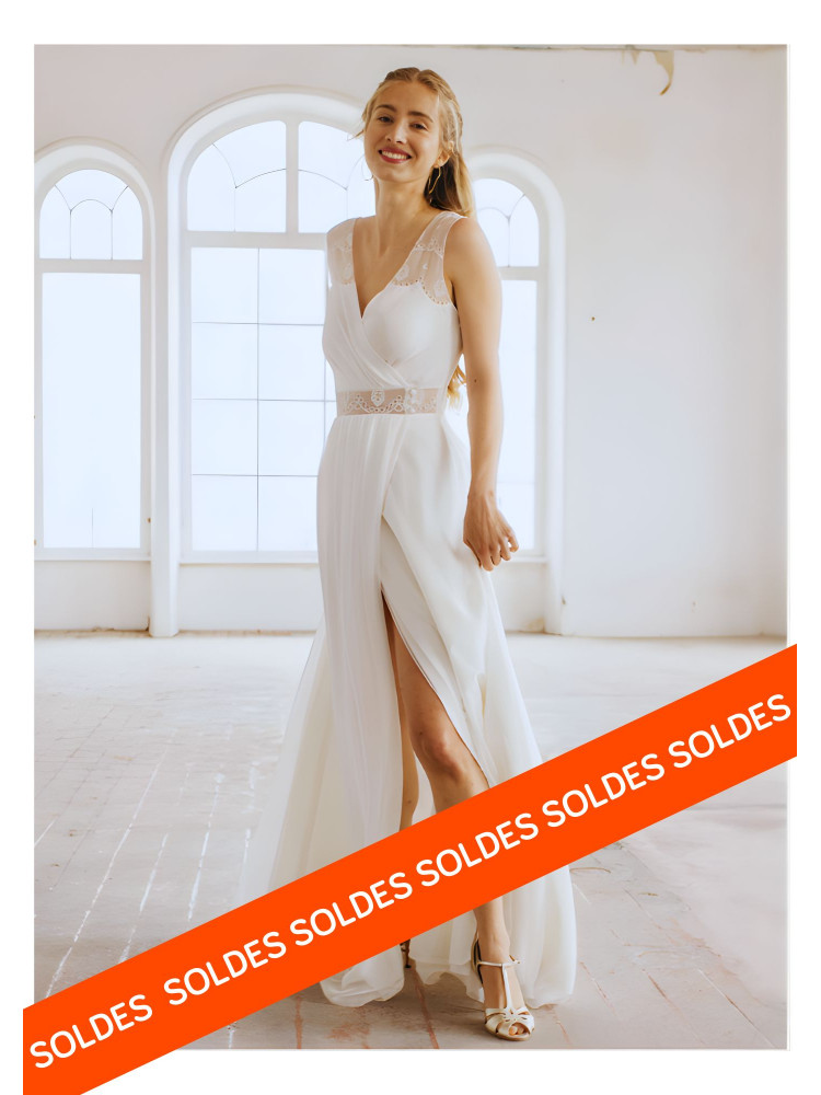 Robe de mariée création française Lambert Créations, robe longue en soie et dentelle.