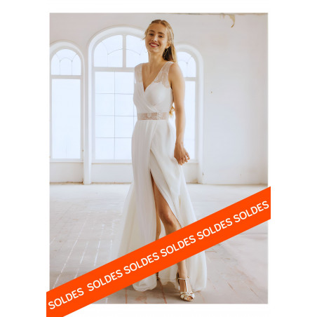 Robe de mariée création française Lambert Créations, robe longue en soie et dentelle.