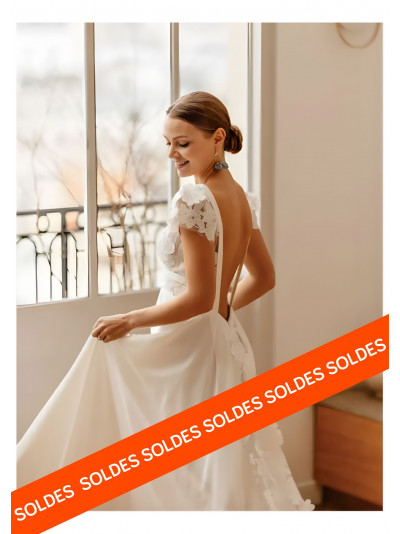 Crépuscule, Robe de mariée fluide Elsa Gary, dentelle fleurs 3D.