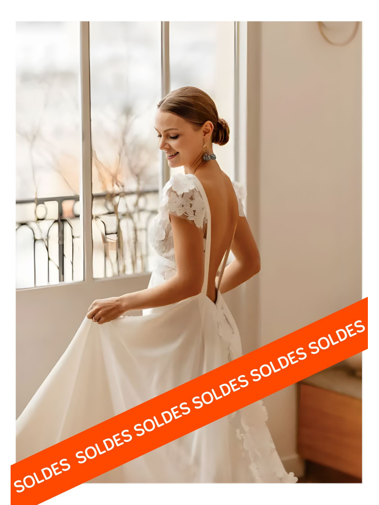 Crépuscule, Robe de mariée fluide Elsa Gary, dentelle fleurs 3D.