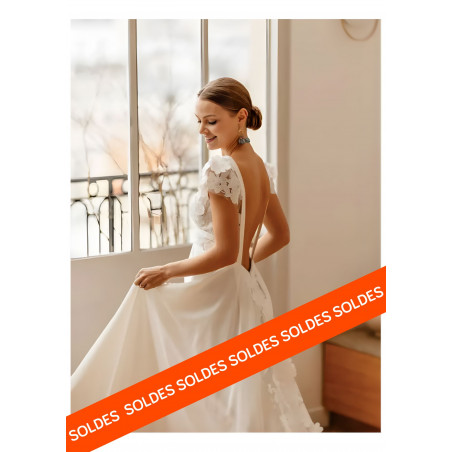 Crépuscule, Robe de mariée fluide Elsa Gary, dentelle fleurs 3D.