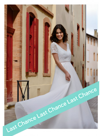 Valse, robe de mariée longue bohème dos nu, dentelle pailletée.  Créations Bochet