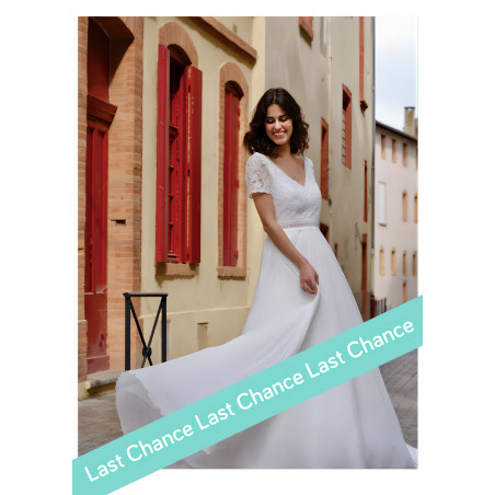 Valse, robe de mariée longue bohème dos nu, dentelle pailletée.  Créations Bochet