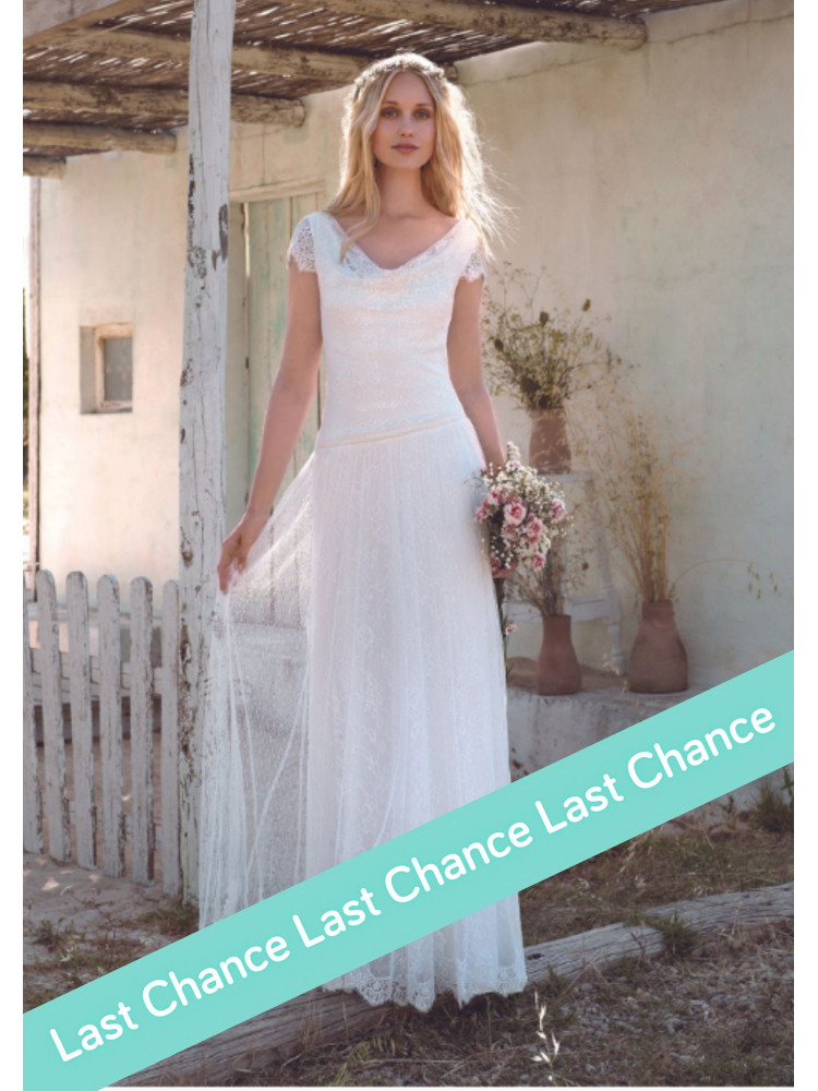 Robe  tout en dentelle avec traine by Rembo Styling