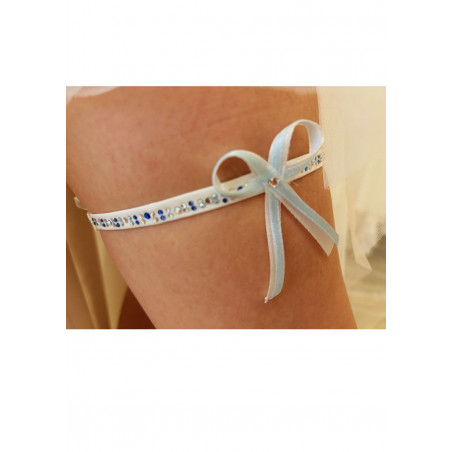 Jarretière de mariée, strass, avec un nœud en ruban fin blanc et bleu.