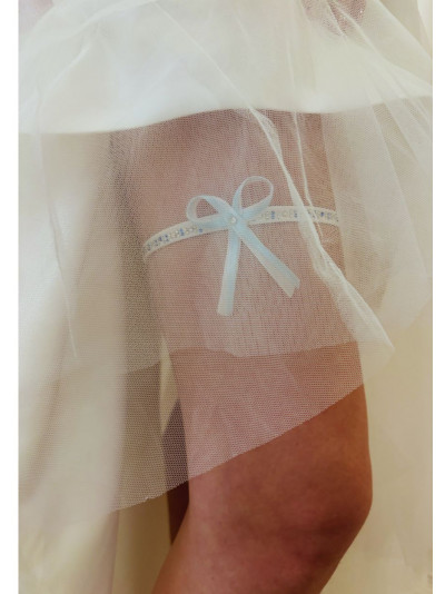 Jarretière de mariée ornée de strass, avec un nœud délicat en ruban fin, blanc et bleu.