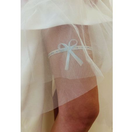 Jarretière de mariée ornée de strass, avec un nœud délicat en ruban fin, blanc et bleu.