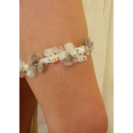 Jarretière de mariée ornée de fleurs en tulle 3D taupe et blanc.