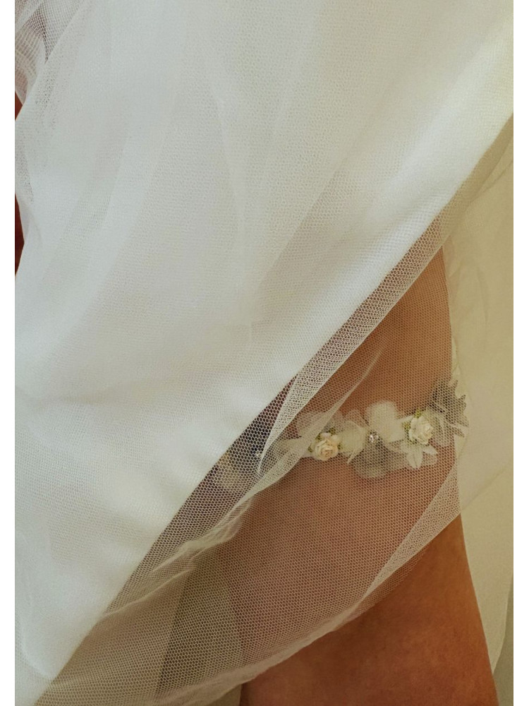 Jarretière de mariée ornée de fleurs en tulle 3D taupe et blanc.