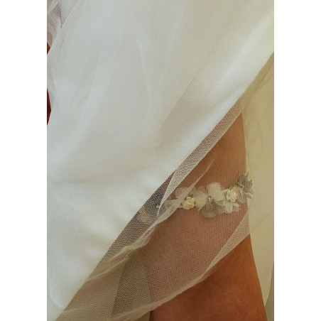 Jarretière de mariée ornée de fleurs en tulle 3D taupe et blanc.