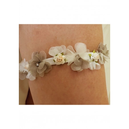 Jarretière de mariée ornée de fleurs en tulle 3D taupe et blanc.