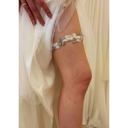 Jarretière de mariée ornée de fleurs en tulle 3D taupe et blanc.