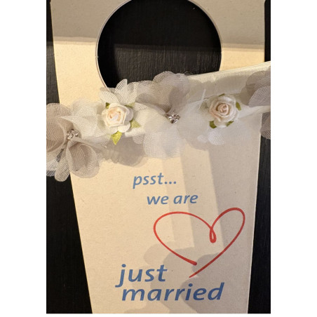 Jarretière de mariée ornée de fleurs en tulle 3D taupe et blanc.