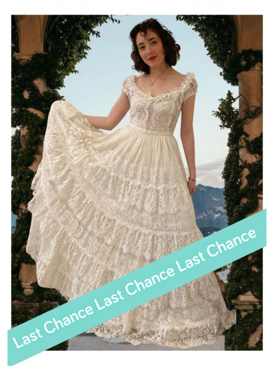 Robe de mariée longue haute couture, style princesse en dentelle de Chantilly, décolleté bateau